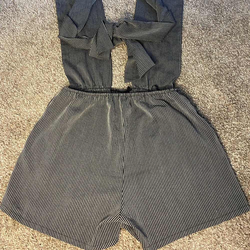 Plugging next Crisscross Backless Striped Romper - Picture 4 of 6